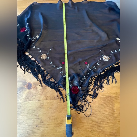 Shawl worn once - Picture 7 of 8